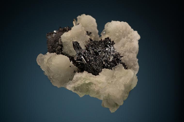 PROUSTITE on PYRARGYRITE with FLUORITE